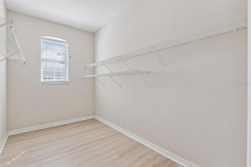 Image 31 of property listing at 422 SANDRINGHAM COURT, Winter Springs, FL 32708