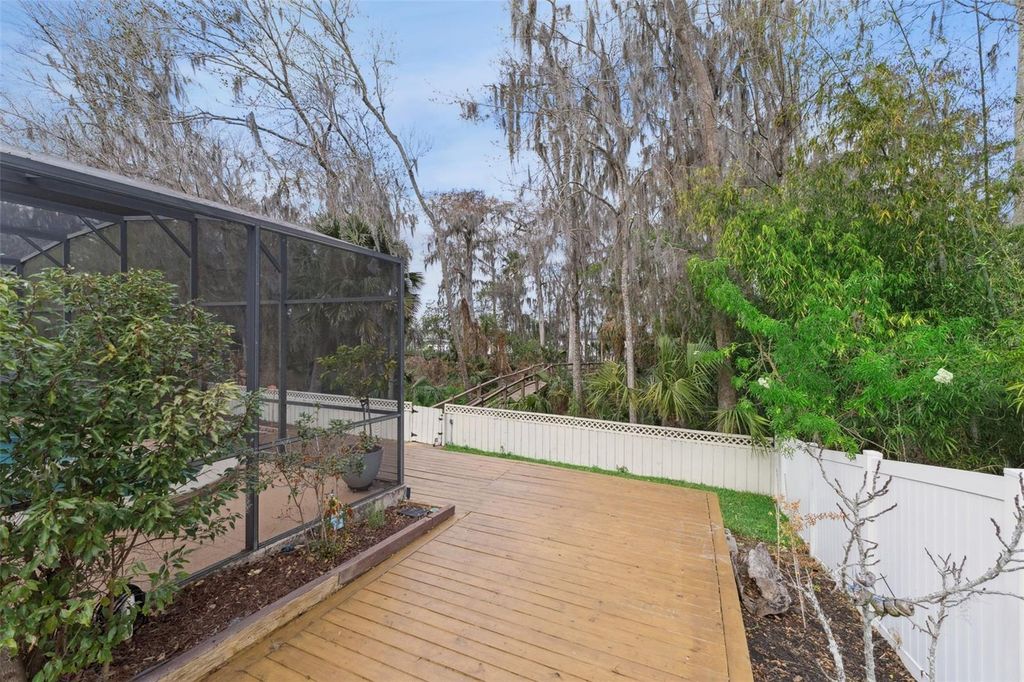 Image 40 of property listing at 422 SANDRINGHAM COURT, Winter Springs, FL 32708