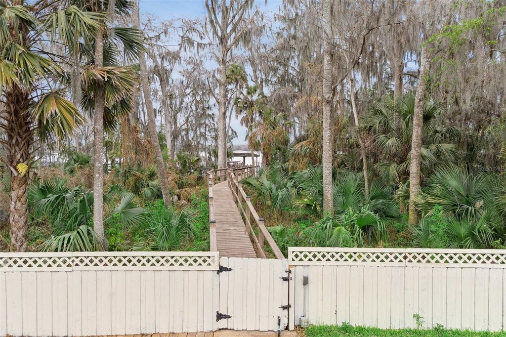 Image 43 of property listing at 422 SANDRINGHAM COURT, Winter Springs, FL 32708