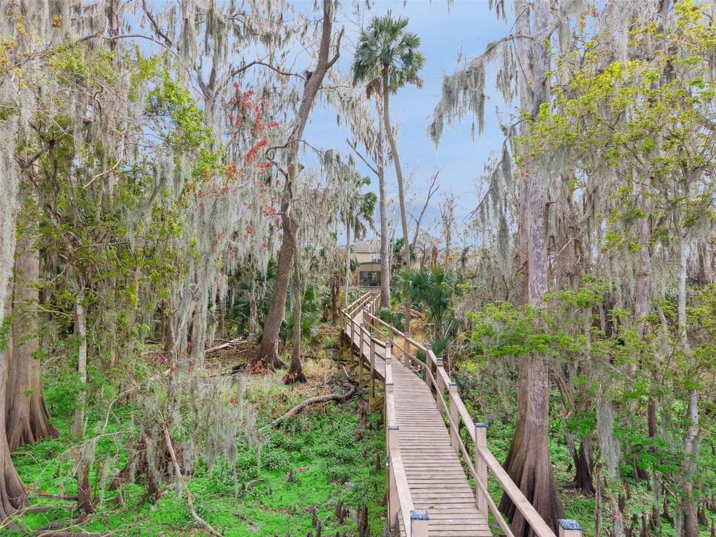 Image 44 of property listing at 422 SANDRINGHAM COURT, Winter Springs, FL 32708