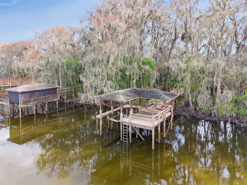 Image 45 of property listing at 422 SANDRINGHAM COURT, Winter Springs, FL 32708