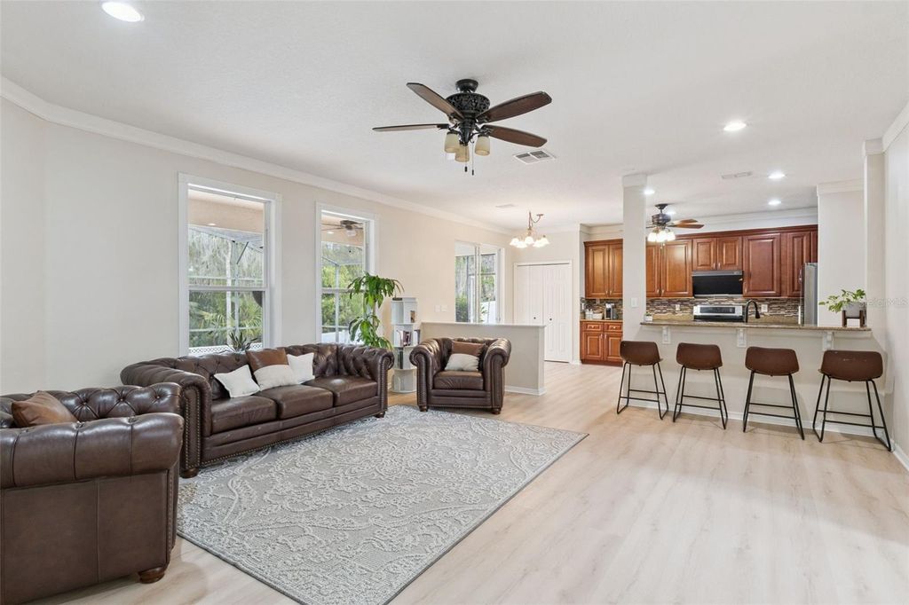 Image 6 of property listing at 422 SANDRINGHAM COURT, Winter Springs, FL 32708
