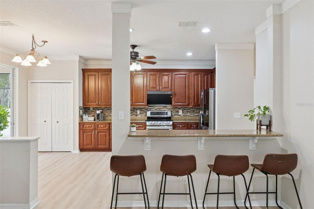 Image 9 of property listing at 422 SANDRINGHAM COURT, Winter Springs, FL 32708