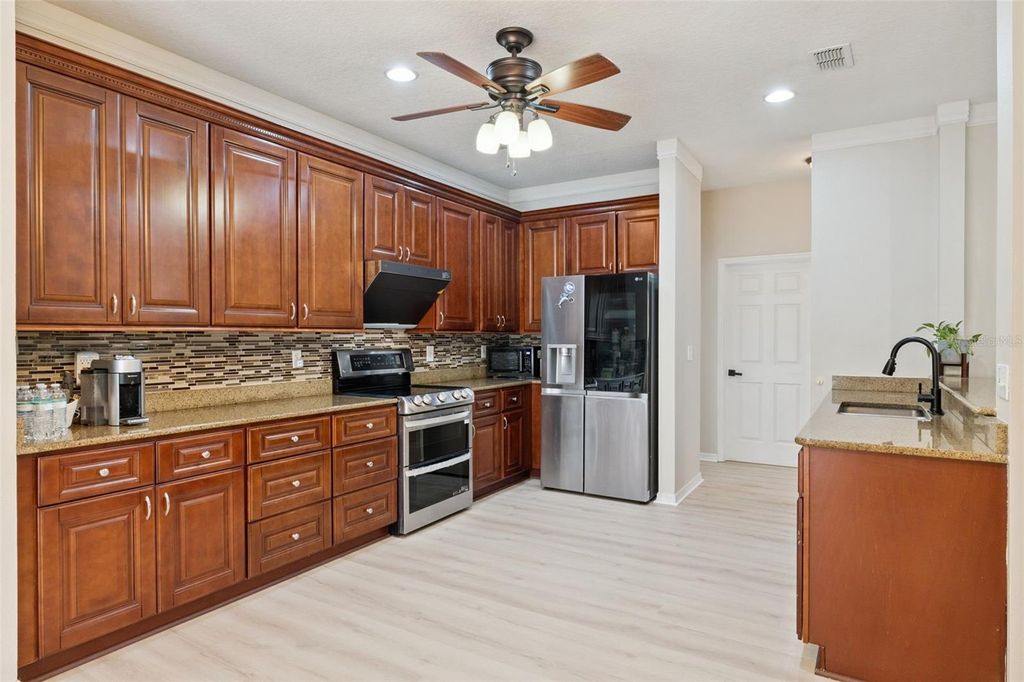 Image 10 of property listing at 422 SANDRINGHAM COURT, Winter Springs, FL 32708