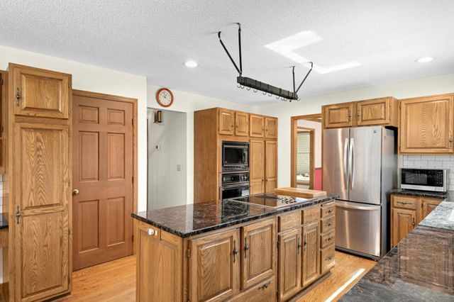 13004 Highpoint Curve, Burnsville, MN 55337