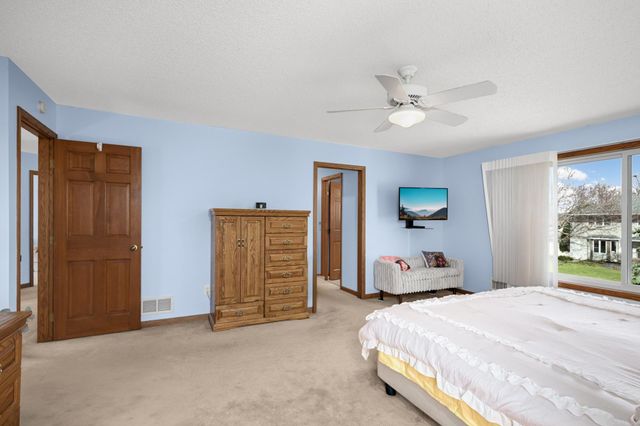 13004 Highpoint Curve, Burnsville, MN 55337