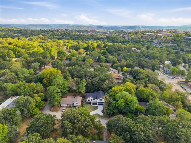 409 Patricia Lane, Fayetteville, AR 72703