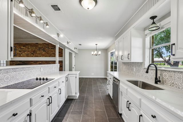 1600 S Timber Court, Benbrook, TX 76126
