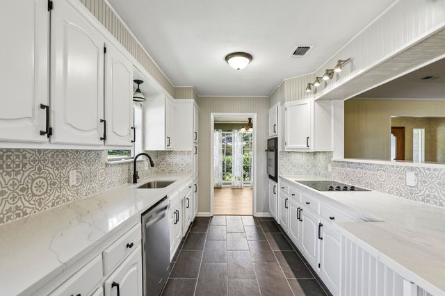1600 S Timber Court, Benbrook, TX 76126