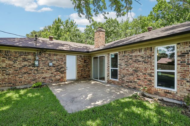 1600 S Timber Court, Benbrook, TX 76126