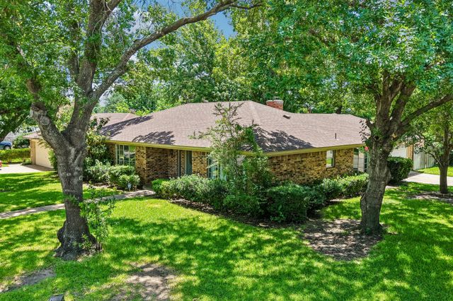 1600 S Timber Court, Benbrook, TX 76126
