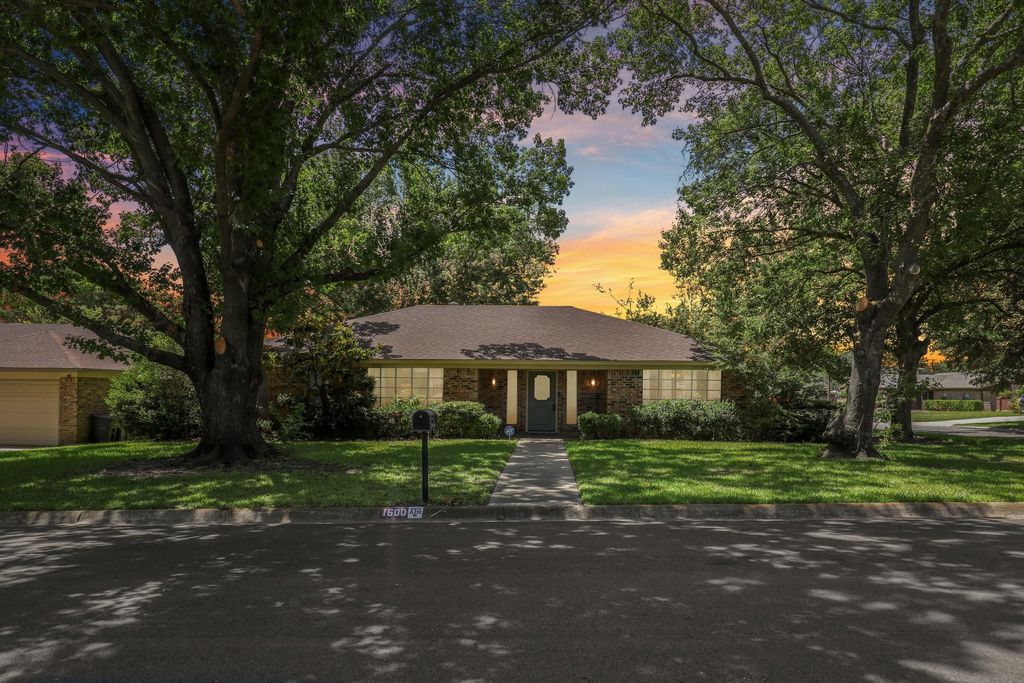 1600 S Timber Court, Benbrook, TX 76126