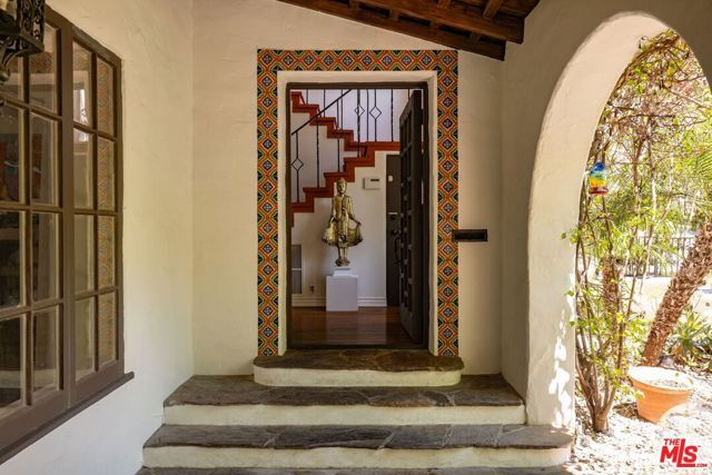 1135 Sunset Vale Avenue, West Hollywood, CA 90069