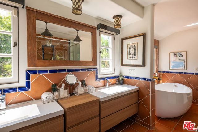 1135 Sunset Vale Avenue, West Hollywood, CA 90069