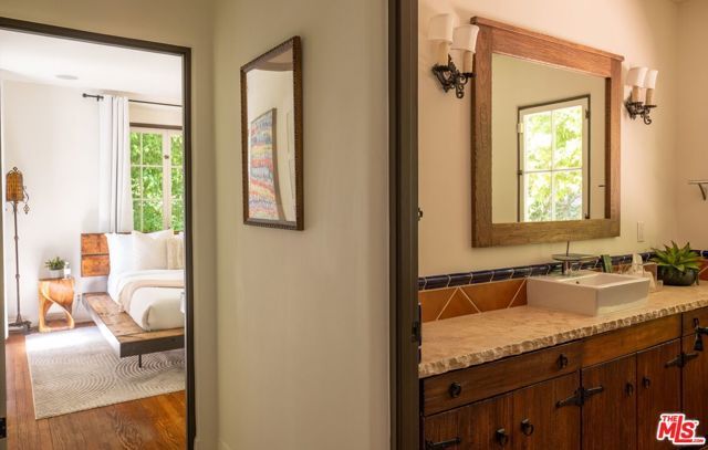 1135 Sunset Vale Avenue, West Hollywood, CA 90069