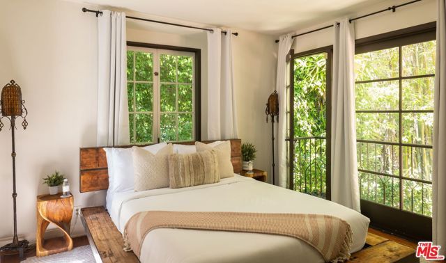 1135 Sunset Vale Avenue, West Hollywood, CA 90069