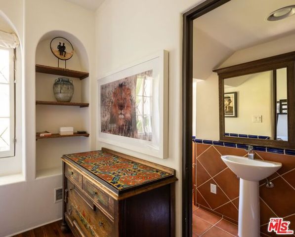 1135 Sunset Vale Avenue, West Hollywood, CA 90069