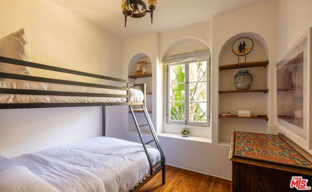 1135 Sunset Vale Avenue, West Hollywood, CA 90069