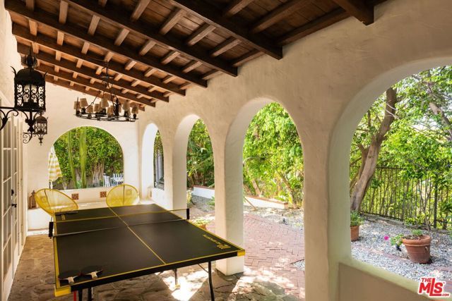1135 Sunset Vale Avenue, West Hollywood, CA 90069