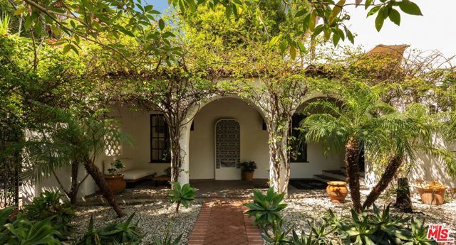 1135 Sunset Vale Avenue, West Hollywood, CA 90069