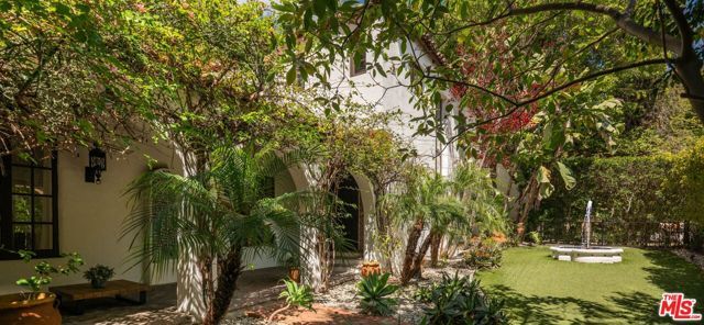 1135 Sunset Vale Avenue, West Hollywood, CA 90069