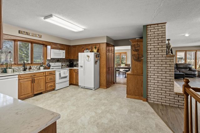 4122 40th Avenue S, Moorhead, MN 56560
