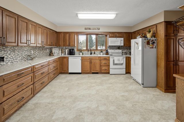 4122 40th Avenue S, Moorhead, MN 56560