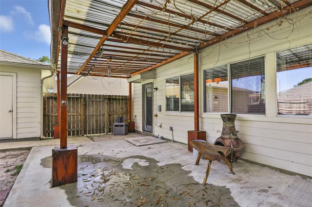 415 Laurel Pine Drive, Houston, TX 77339