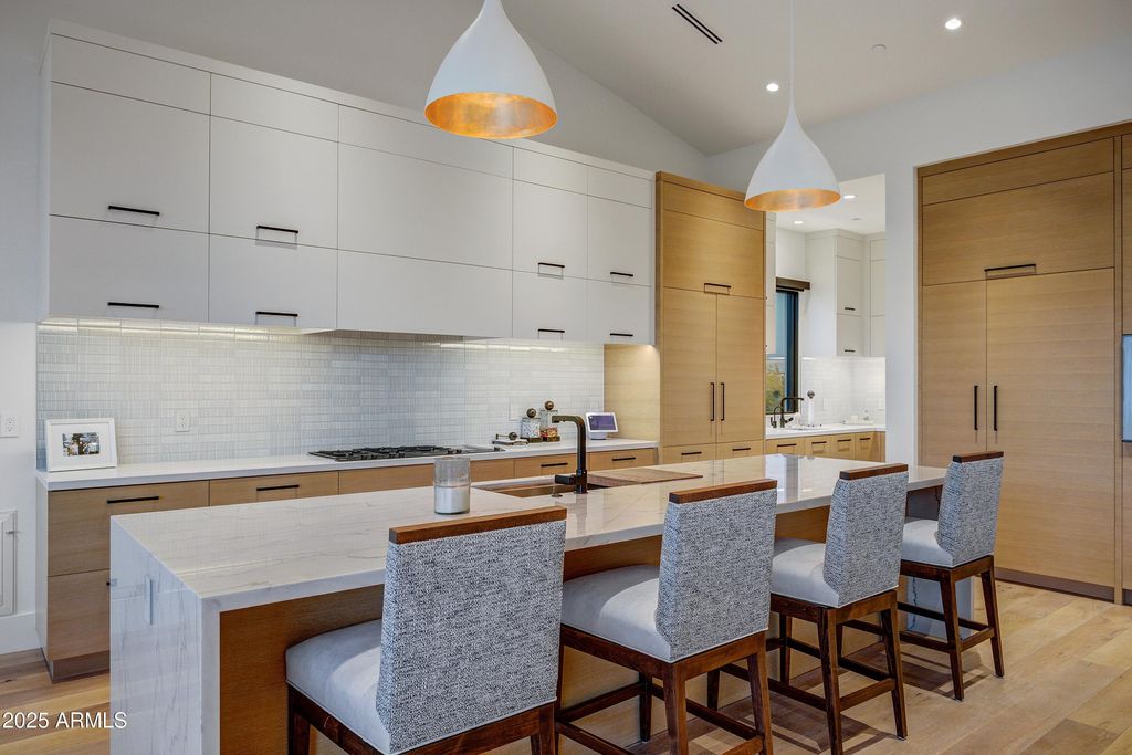 Image 10 of property listing at 6930 E CACTUS WREN Road, Paradise Valley, AZ 85253