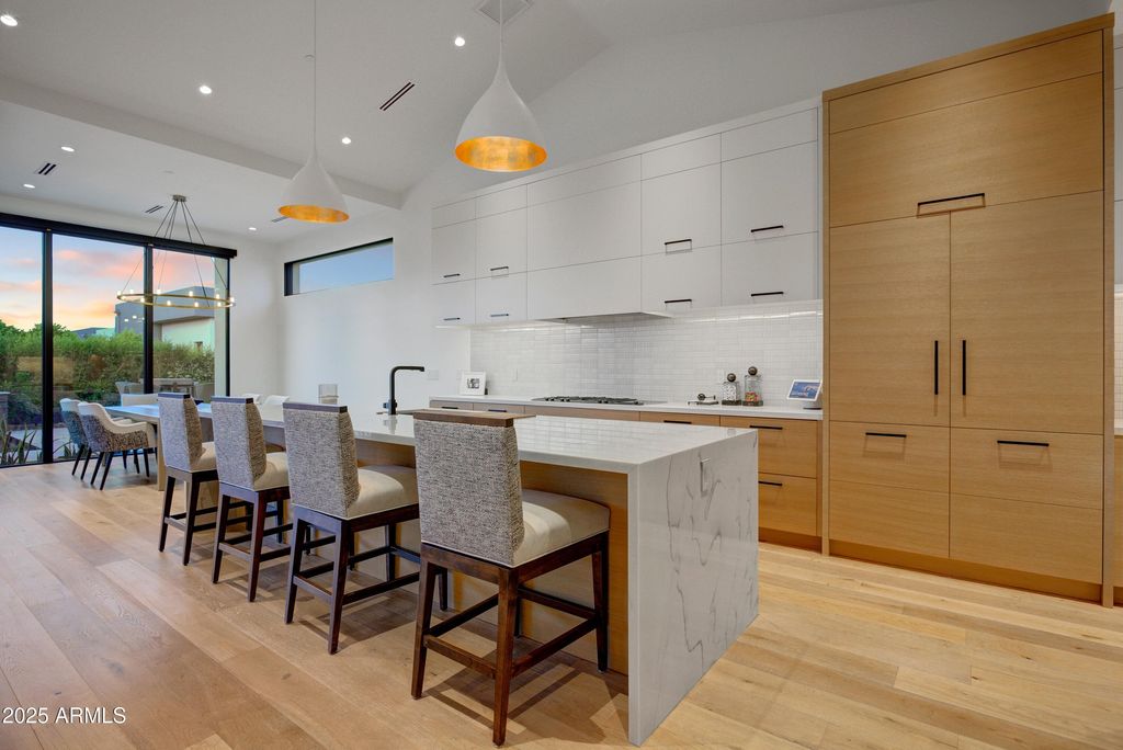 Image 12 of property listing at 6930 E CACTUS WREN Road, Paradise Valley, AZ 85253