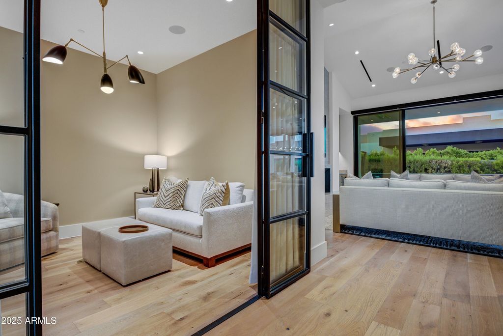 Image 14 of property listing at 6930 E CACTUS WREN Road, Paradise Valley, AZ 85253