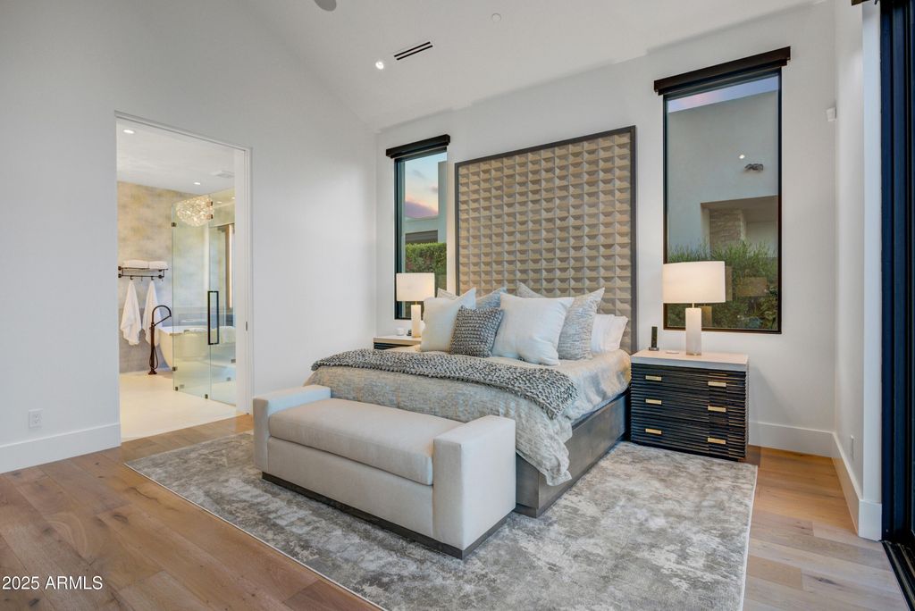 Image 16 of property listing at 6930 E CACTUS WREN Road, Paradise Valley, AZ 85253