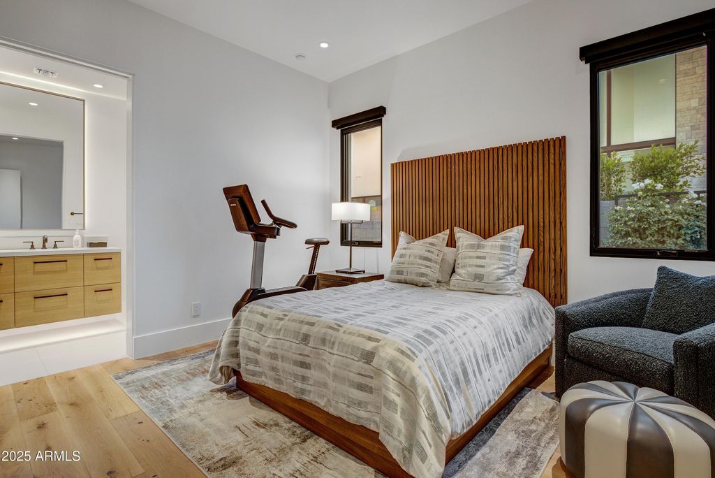 Image 19 of property listing at 6930 E CACTUS WREN Road, Paradise Valley, AZ 85253