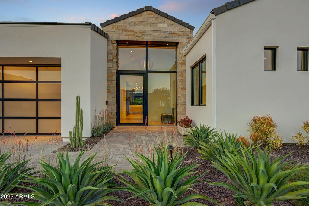 Image 3 of property listing at 6930 E CACTUS WREN Road, Paradise Valley, AZ 85253