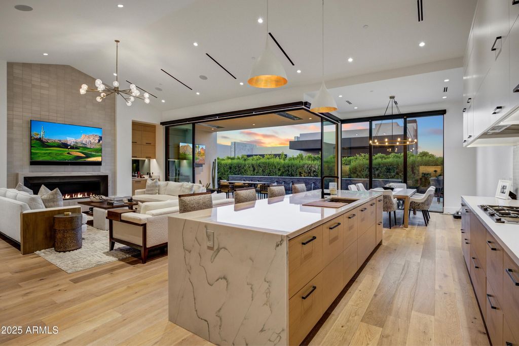 Image 4 of property listing at 6930 E CACTUS WREN Road, Paradise Valley, AZ 85253