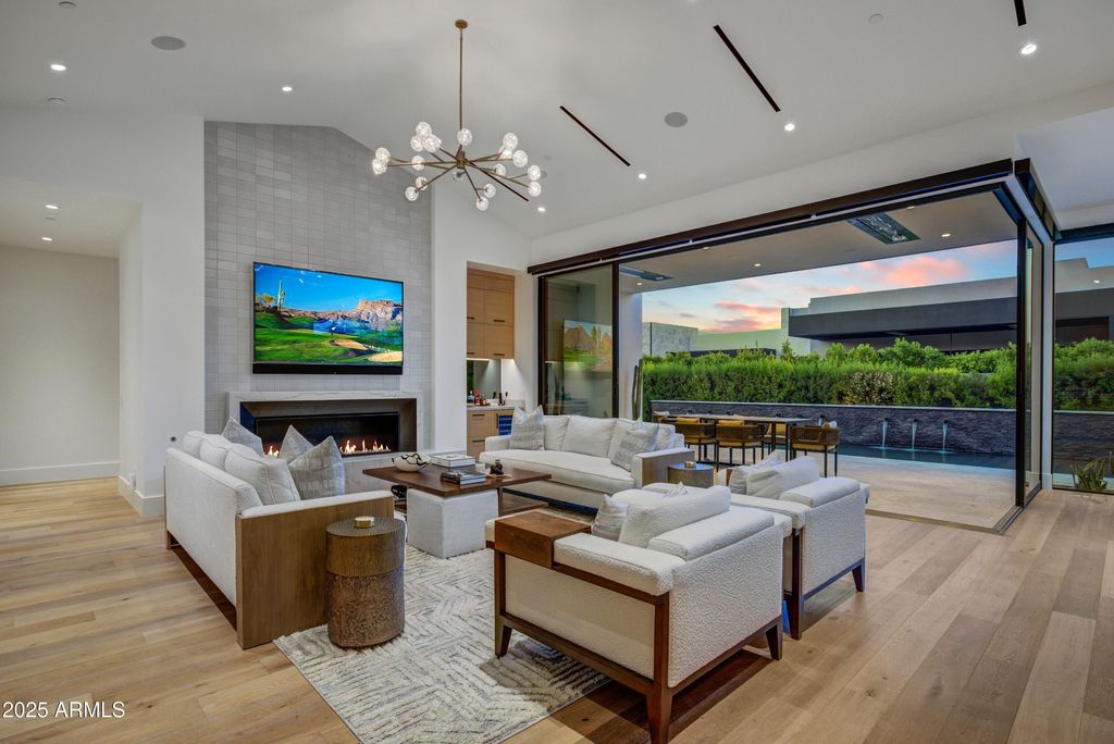 Image 5 of property listing at 6930 E CACTUS WREN Road, Paradise Valley, AZ 85253