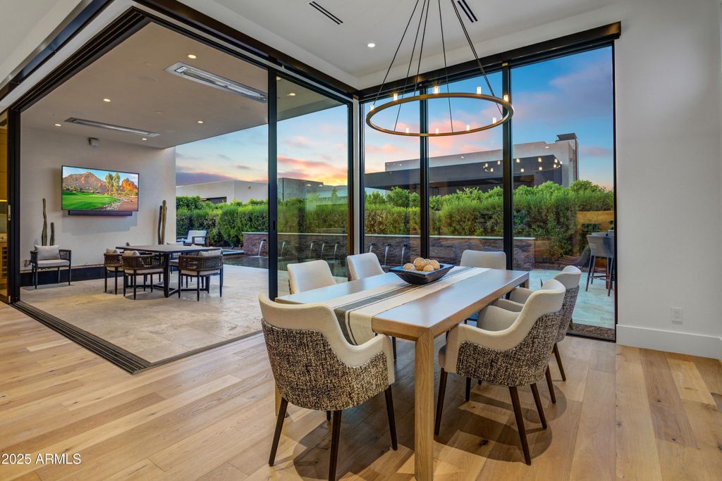 Image 6 of property listing at 6930 E CACTUS WREN Road, Paradise Valley, AZ 85253