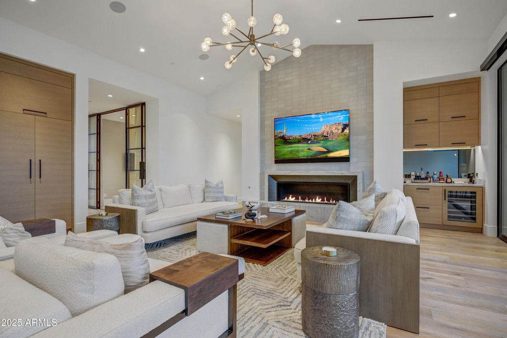 Image 7 of property listing at 6930 E CACTUS WREN Road, Paradise Valley, AZ 85253