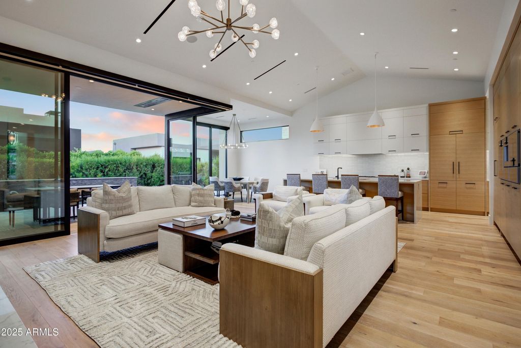 Image 8 of property listing at 6930 E CACTUS WREN Road, Paradise Valley, AZ 85253