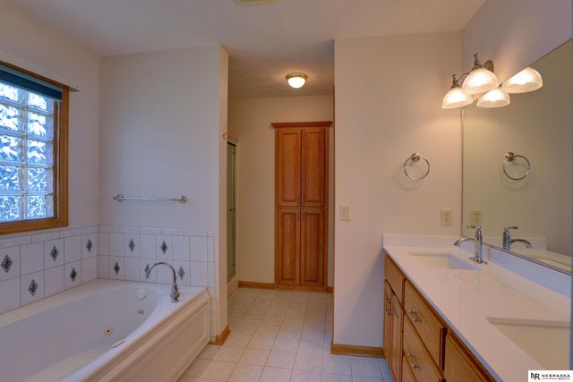 1250 Glenwood Court, Fremont, NE 68025