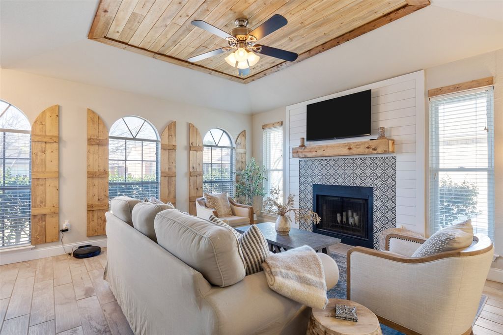 2918 Clover Lane, Euless, TX 76039