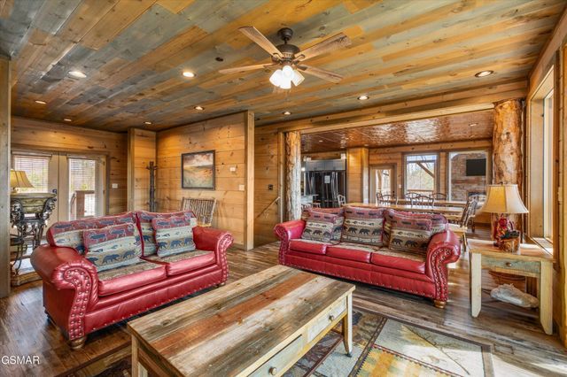 986 Chestnut Drive, Gatlinburg, TN 37738