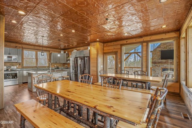 986 Chestnut Drive, Gatlinburg, TN 37738
