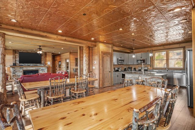 986 Chestnut Drive, Gatlinburg, TN 37738