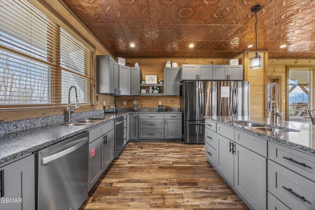 986 Chestnut Drive, Gatlinburg, TN 37738