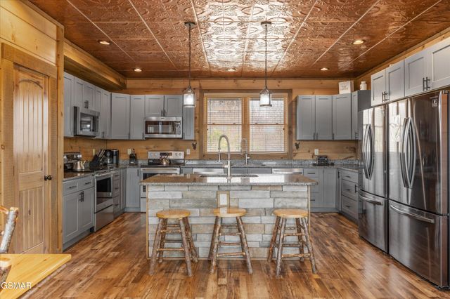 986 Chestnut Drive, Gatlinburg, TN 37738