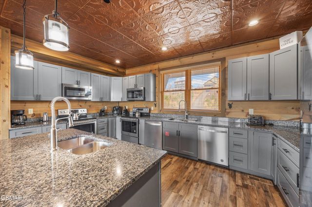 986 Chestnut Drive, Gatlinburg, TN 37738