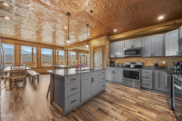 986 Chestnut Drive, Gatlinburg, TN 37738