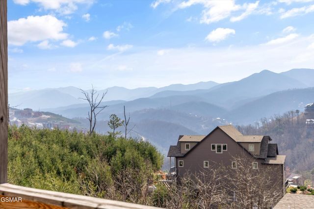 986 Chestnut Drive, Gatlinburg, TN 37738