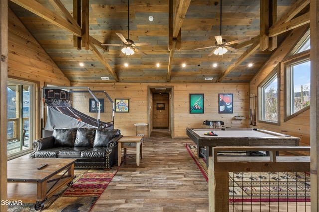 986 Chestnut Drive, Gatlinburg, TN 37738